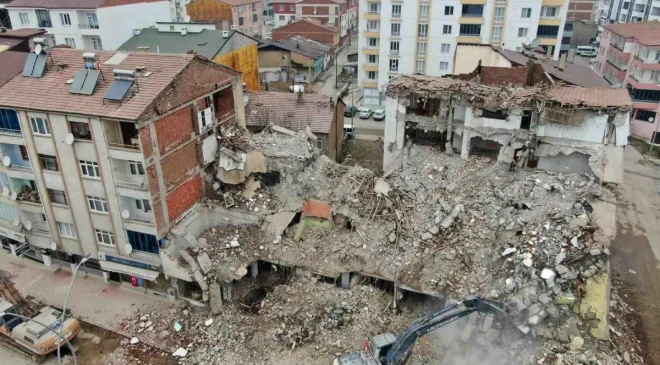 Depremde yıkılan Ebrar Sitesi N Blok’ta 80 kişinin ölümüne ilişkin sanıkların yargılanmasına başlandı