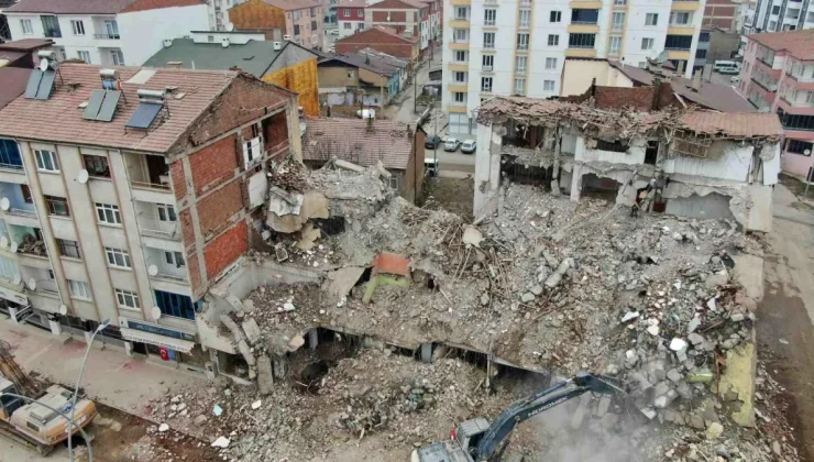 Depremde yıkılan Ebrar Sitesi N Blok’ta 80 kişinin ölümüne ilişkin sanıkların yargılanmasına başlandı