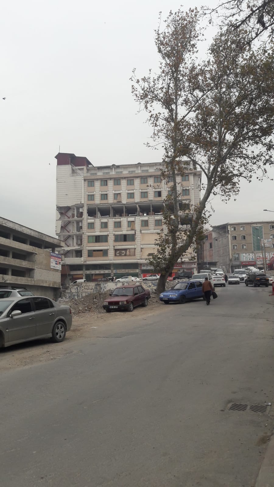 Şehrin bir çok yerlerinde enkazlar kaldırılmaya devam ederken, diğer yandanda