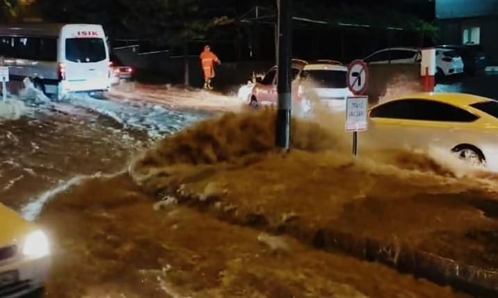 Kahramanmaraş’ta sağanak yağış altyapının yetersizliğinden dolayı birçok yerde sel’e neden