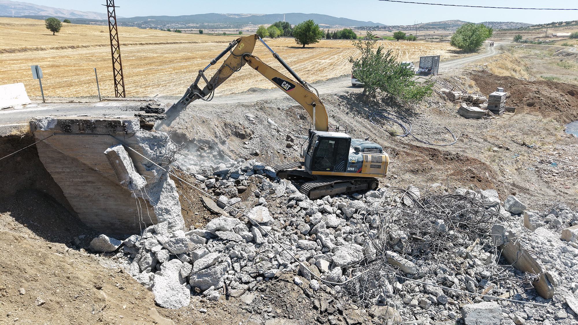 Büyükşehir Belediyesi, Dulkadiroğlu’nun kırsal mahallelerinden Yeniyurt’a ulaşım sağlayan güzergâhta bulunan