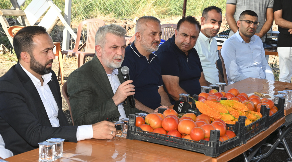 Büyükşehir Belediye Başkanı Fırat Görgel, Dulkadiroğlu Güzelyurt Mahallesi’ndeki sera üreticileriyle bir