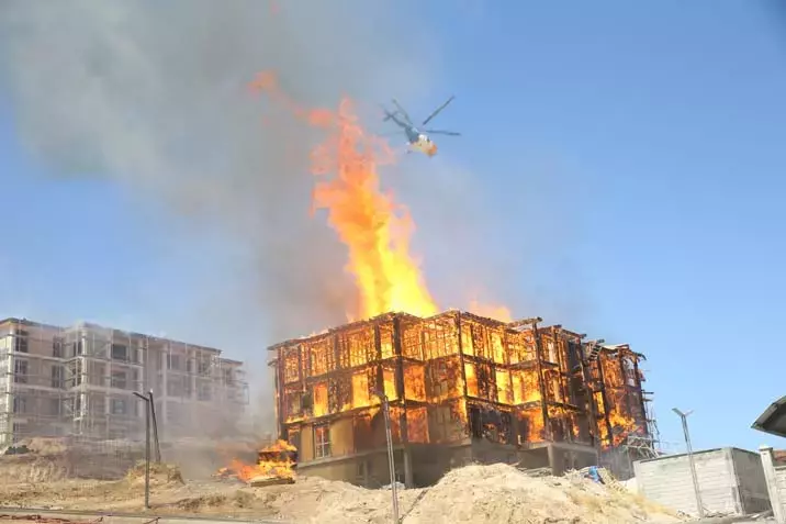 Yangın Onikişubat ilçesi Maarif mahallesi’nde bulunan ve yapımı devam eden