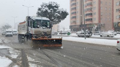 Büyükşehir Belediyesi, kar yağışının başlamasıyla birlikte şehir merkezinde kar küreme