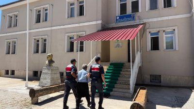 Andırın ilçemizde köpeği traktöre bağlayarak sürükleyen şahıs yakalandı.
